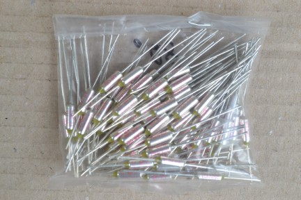 Купить Термопредохранители RY-80 detaluhi.ho.ua Интернет магазин в Каменец-Подольском, устройства, радиодетали, интсрументы.