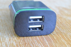 Купить Зарядное устройство от 2xUSB порта 5В 2А - черный detaluhi.ho.ua Интернет магазин в Каменец-Подольском, устройства, радиодетали, интсрументы.