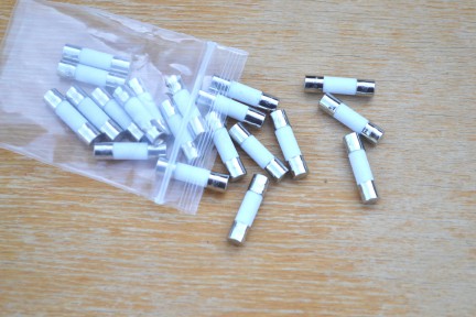 Купить Быстродействующий керамический предохранитель 0.1 А, 250 В, 5x20 мм detaluhi.ho.ua Интернет магазин в Каменец-Подольском, устройства, радиодетали, интсрументы.