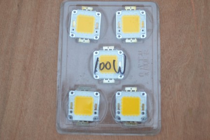 Купить SMD светодиод 100 Вт теплый белый цвет 100xLED 300 мА detaluhi.ho.ua Интернет магазин в Каменец-Подольском, устройства, радиодетали, интсрументы.