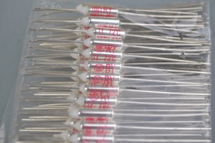 Купить Термопредохранители RY-72 detaluhi.ho.ua Интернет магазин в Каменец-Подольском, устройства, радиодетали, интсрументы.